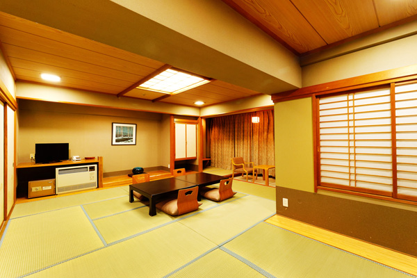 部屋の明かりがついている客室(和室)