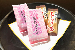 お茶請けの「しいたけ茶」と「ぬれ幸まめ」